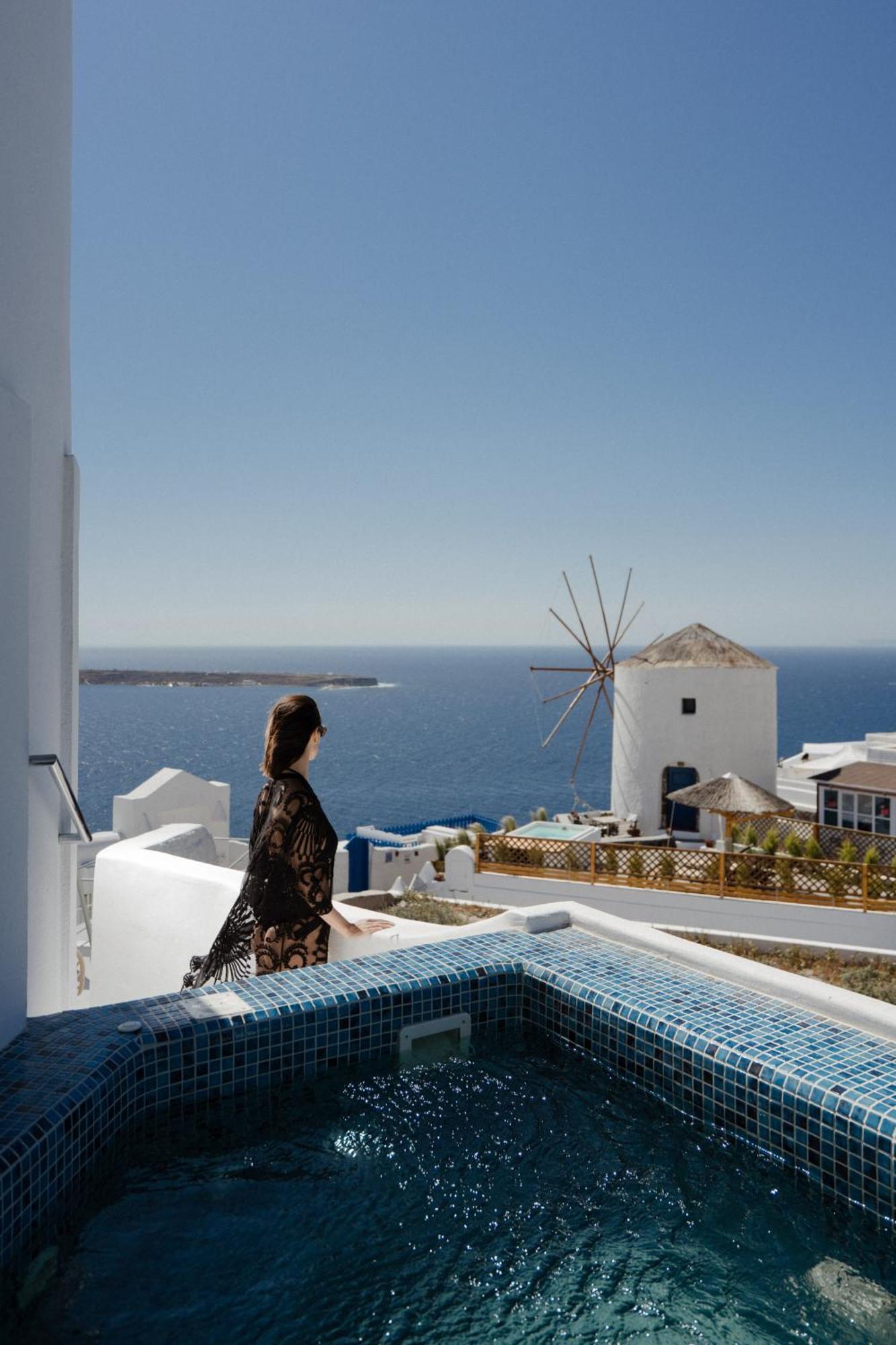The Sunset Windmill Willa Oía